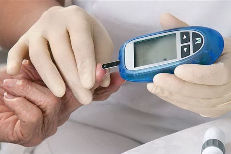 şeker hastalığında şeker ölçümü için kan örneği